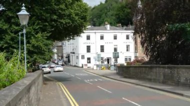 Dunkeld, İskoçya - 25 Temmuz 2023: İskoçya 'da yaz boyunca Dunkeld Köprü Sokağı