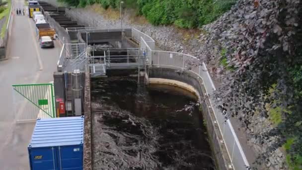 피틀로크리 스코틀랜드 2023 스코틀랜드 피틀로크리 댐에서 사다리에 흐르는 물이있는 수영장 — 비디오