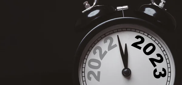 2022 Año Mueven 2023 Año Reloj Despertador Negro Sobre Fondo —  Fotos de Stock