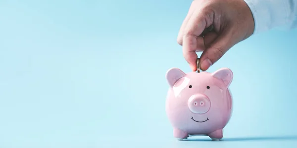 Empresário Mão Colocando Moeda Para Banco Piggy Rosa Com Espaço — Fotografia de Stock