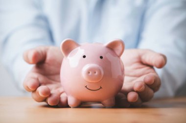 Yatırım bankası depozitosu için pembe kumbaraya işçi eli vermek, kar ve faiz kavramı elde etmek için emeklilik..