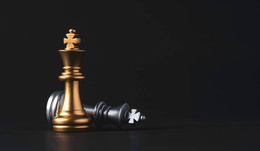 Altın kral satrancı ve düşmüş gümüş kral satrancı. İş rekabeti ve pazarlama stratejisi planlama konsepti kazananı.