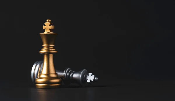 Στάση Του Χρυσού Βασιλιά Σκάκι Και Πεσμένο Ασημένιο Βασιλιά Σκάκι — Φωτογραφία Αρχείου