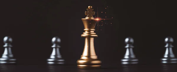 リーダーシップ管理の概念のための暗い背景に銀の駒のチェスの前に立って黄金の王のチェス — ストック写真