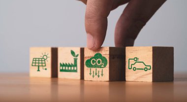 Küresel ısınmayı iklim değişikliğinden, Biyo Dairesel Yeşil Ekonomi kavramından sınırlamak için CO2 azaltımı, yeşil fabrika ve elektrikli araç ikonu, karbon ayak izi ve karbon kredisi.