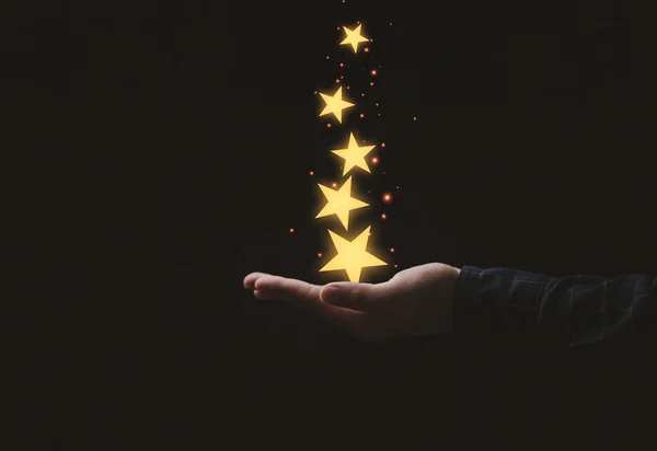 Mão Segurando Amarelo Brilhante Cinco Estrelas Para Excelente Avaliação Após — Fotografia de Stock