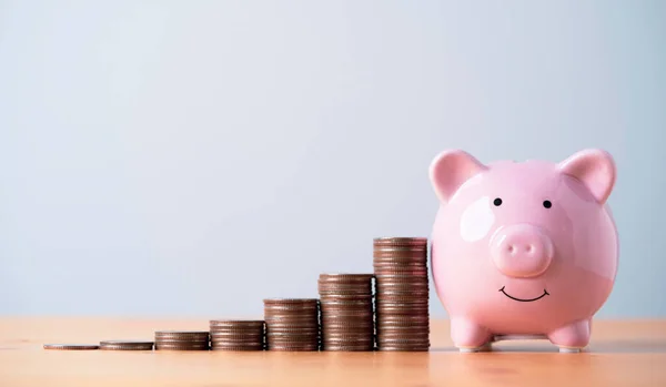 Pink Piggy Bank Increasing Coins Stacking Table Money Saving Deposit — Stock Photo, Image