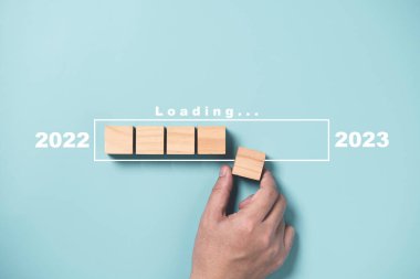 2022 'den 2023' e kadar sayım için sanal yükleme çubuğuyla işadamları dizisi tahta bloğu Mutlu Noeller ve teknoloji indirme konseptiyle mutlu yıllar..