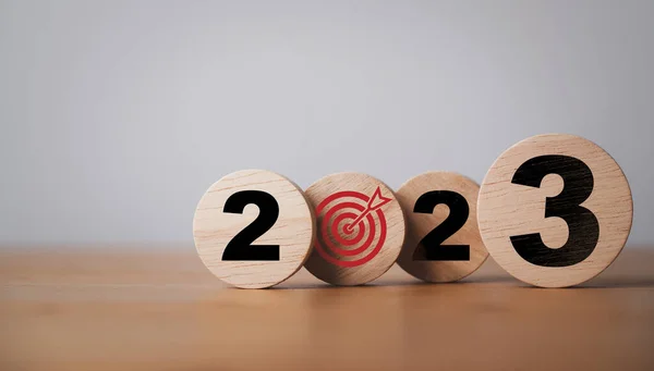 2023年事業目標と目標の概念を設定するための木製ブロックキューブ上のターゲットボード印刷画面 — ストック写真