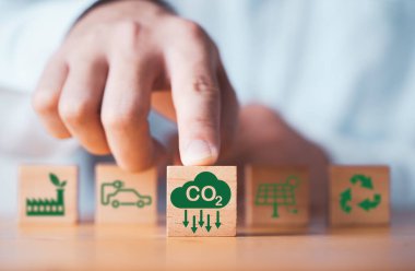 Küresel ısınmayı iklim değişikliğinden sınırlamak için CO2 'yi azaltan, Geri Dönüşüm, CO2' yi azaltan Yeşil Fabrika ikonu, karbon ayak izi ve karbon kredisi veren işadamı, Bio Dairesel Yeşil Ekonomi konsepti.
