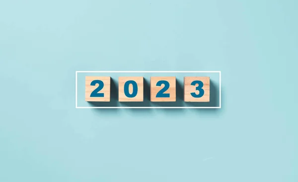 Geschäftsmann Array Holzwürfelblock Mit Virtueller Ladestange Für Countdown Von 2022 — Stockfoto