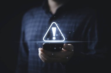 Uyarı hatası ve bakım kavramı uyarısı ile akıllı telefonu elinde tutan bir iş adamı.