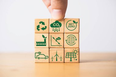 Küresel ısınmayı iklim değişikliğinden sınırlamak için CO2 azaltımı, Geri Dönüşüm, CO2 azaltımı için yeşil fabrika ikonu, karbon ayak izi ve karbon kredisinin yığılması, Bio Dairesel Yeşil Ekonomi kavramı.