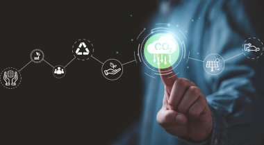 Karbondioksit emisyonunu, karbon ayak izini ve küresel ısınmayı iklim değişikliği kavramından sınırlamak için karbondioksit emisyonunu azaltmak amacıyla CO2 'ye dokunan işadamı. 