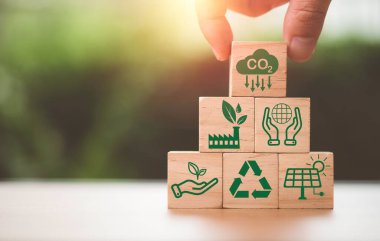 Elde CO2 azaltımı, Geri Dönüşüm, CO2 azaltımı için yeşil fabrika ikonu, küresel ısınmayı iklim değişikliğinden sınırlamak için karbon ayak izi ve karbon kredisi, Bio Dairesel Yeşil Ekonomi kavramı.