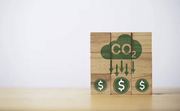 Co2 Reductie Met Dollarpictogram Inruilen Voor Minder Kooldioxide Uitstoot Koolstofvoetafdruk — Stockfoto