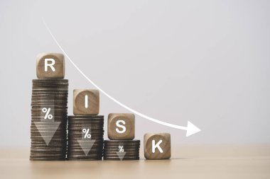 Madeni bankacılık risk analizi ve yönetimi için aşağı ok ile istiflenen madeni paraların azaltılması, düşük riskli geri dönüş kavramı.