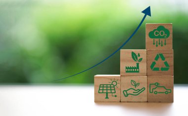 Küresel ısınmayı iklim değişikliğinden sınırlamak için CO2 azaltımı, Geri Dönüşüm, CO2 azaltımı için yeşil fabrika ikonu, karbon ayak izi ve karbon kredisinin yığılması, Bio Dairesel Yeşil Ekonomi kavramı.