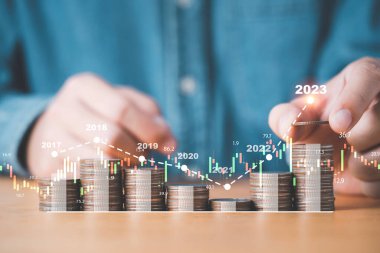 Para istiflemekte olan işadamı oklu ve finansal bankacılık için yüzde sembollü faiz artırımı veya iş büyüme kavramından ipotek yatırım temeline sahip para yığıyor.