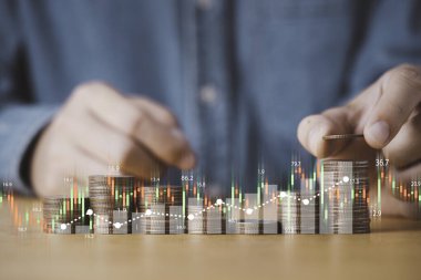 Para istiflemekte olan işadamı oklu ve finansal bankacılık için yüzde sembollü faiz artırımı veya iş büyüme kavramından ipotek yatırım temeline sahip para yığıyor.