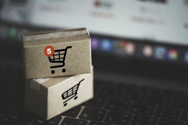 Çevrimiçi alışveriş ve e-ticaret konsepti için klavye bilgisayarındaki küçük kutular.
