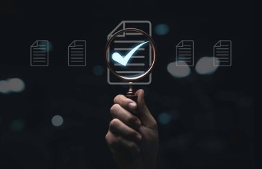 Sanal kağıt belge ile el ele tutuşan büyüteç ve kalite güvencesi kavramını hazırlamak ve onaylamak için işaret işareti.