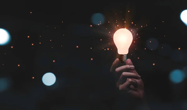Hand Hålla Glödande Glödlampa Till Kreativt Smart Tänkande Idé För — Stockfoto