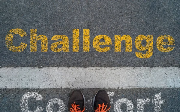 チャレンジと障害の概念を克服するための快適な文言と挑戦の文言をスクリーニングして道路上に立つ男 — ストック写真