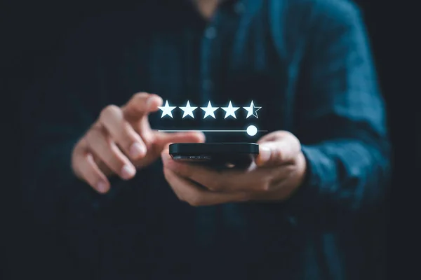 Geschäftsmann Mit Mobiltelefon Geben Fünf Sterne Für Hervorragende Bewertung Nach — Stockfoto