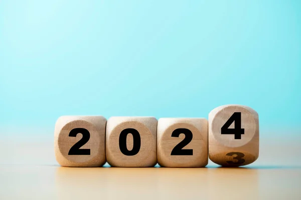 Flipping 2023 2024 Wooden Block Cube Preparation New Year Change —  Fotos de Stock