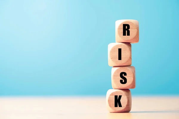 Kockázatszerkesztő Képernyő Fablokk Kockán Pénzügyi Banki Kockázatelemzéshez Kezeléshez Alacsony Kockázatú — Stock Fotó