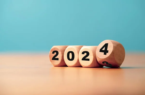 2023年から2024年までを木製ブロックキューブ上で反転して新年の変化を準備し 新しいビジネス目標戦略の概念を開始 — ストック写真