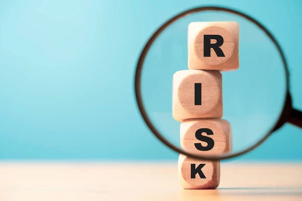Kockázatmegszövegezés Nyomtatási Képernyő Fablokk Kocka Összpontosítani Nagyító Pénzügyi Banki Kockázatelemzés — Stock Fotó