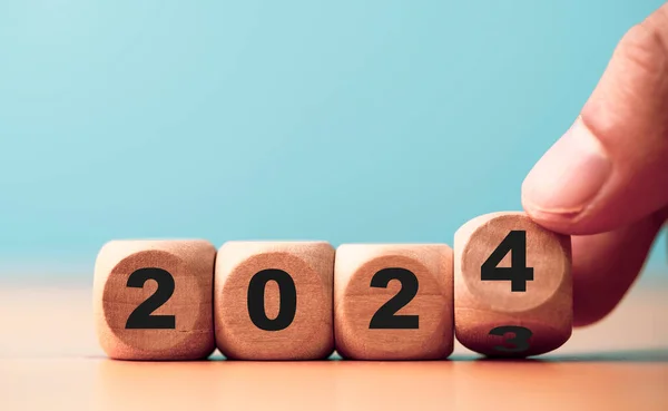 Hand Flipping 2023 2024 Wooden Block Cube Preparation New Year — Stockfoto