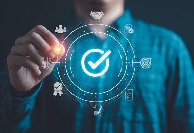 ISO standardı ve proje onaylama kavramı için parlayan doğru işaret veya tik işareti yazan işadamı.
