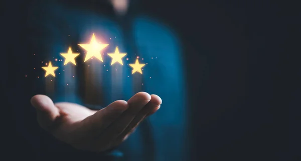 顧客満足度の概念からの顧客使用プロダクト及びサービスの後の優秀な評価調査のための5つの輝く黄金の星を持つビジネスマン — ストック写真