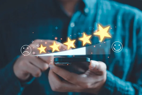 Geschäftsmann Verwendet Smartphone Fünf Glühende Goldene Sterne Für Hervorragende Bewertung — Stockfoto