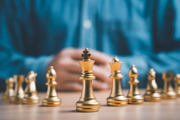 Zlaté Šachy Před Podnikatelem Pro Obchodní Strategii Koncepci Přiřazení Vedení — Stock fotografie
