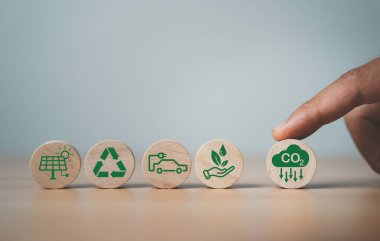 Küresel ısınmayı iklim değişikliğinden sınırlamak için CO2, karbon ayak izi ve karbon kredisini azaltmak amacıyla çevreyi korumak amacıyla CO2 ikonunu indirgeen parmak hareketi, Bio Dairesel Yeşil Ekonomi kavramı.