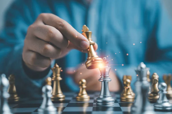 Podnikatel Přesouvá Zlatý Král Šachy Stříbrný Král Šachy Šachovnici Pro — Stock fotografie