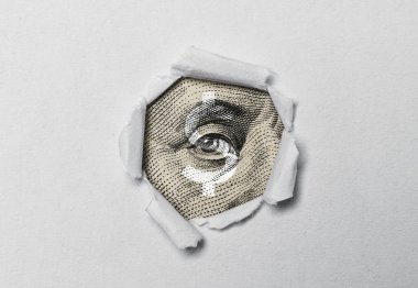 Benjamin Franklin 'in para değişimi ve ön x ticaret konsepti için beyaz punç kağıdının içindeki dolar banknotundan yakın çekimi.