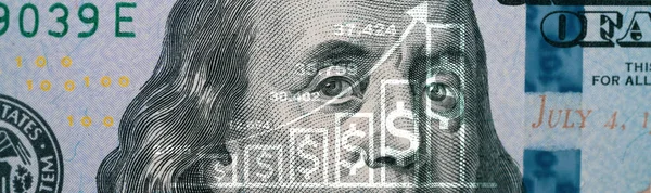 富兰克林 Benjamin Franklin 面对美元现钞时 其货币兑换和全球贸易外汇概念图表不断增加 — 图库照片