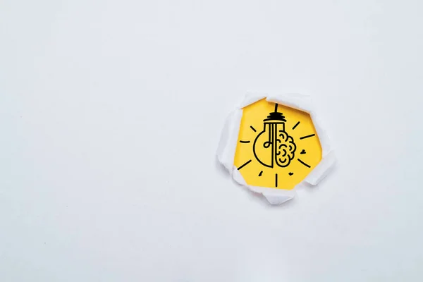 Zeichnung Einer Glühbirne Mit Gehirn Gelbem Lochpapier Für Kreatives Denken — Stockfoto