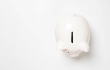 Yatırım ve kar konseptine tasarruf için kopyalama alanı olan beyaz domuz kumbarasının en üst görünümü.