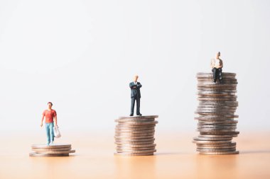 Genç yaşlılar ve minyatür adamlar emeklilik konseptine başladıklarından beri para biriktirmek ve yatırım yapmak için farklı madeni paraların üzerinde duruyorlar..