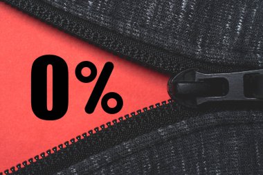 Siyah Zip, alışveriş mağazası indirimi ve bankacılık faiz oranı kavramı için kırmızı arka planda yüzde sıfır açacak.