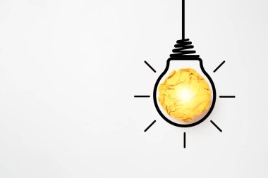 Sanal ampul için resimli sarı kağıt küre. Sorun çözme ve yenilik kavramı için yaratıcı bir fikir..