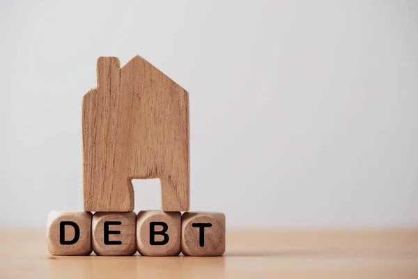 住宅ローン金融と不動産投資経済の概念のための債務文言の住宅モデル — ストック写真