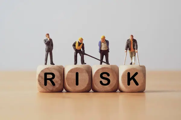 Üzletember Munkavállaló Betegek Miniatűr Számok Álló Gondolkodás Kockázat Megfogalmazása Amely — Stock Fotó