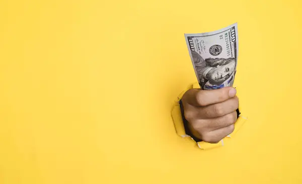 Empresario Sosteniendo Billete Dólar Con Papel Perforado Amarillo Para Usd — Foto de Stock